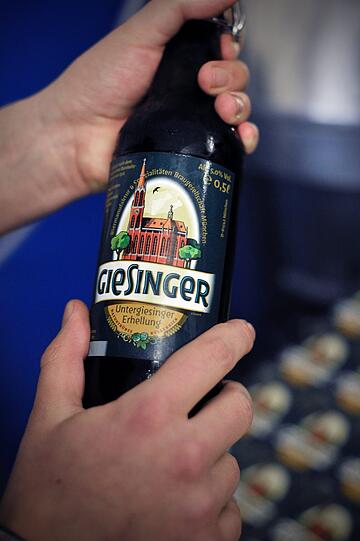 Bei der kleinen Brauererei "Giesiner Bräu" arbeiten derzeit 5 Personen an originellen Biersorten, wie die Untergiesinger Erhellung. Ein Rundgang durch die Brauerei.