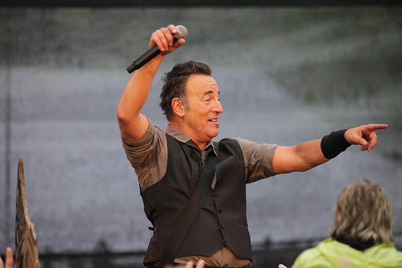 Ganz warme Umarmung fürs Publikum: Bruce Springsteen&ldquo; Big Rock Orchestra. Die Bilder vom Konzert im Münchner Olympiastadion.