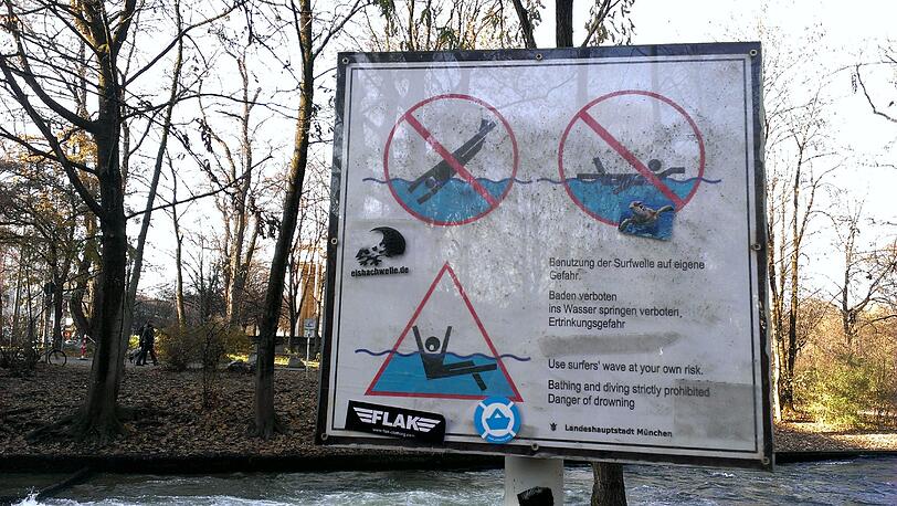 Halsbrecherische Surfmanöver sind an der Eisbachwelle erlaubt - reinspringen und schwimmen nicht.