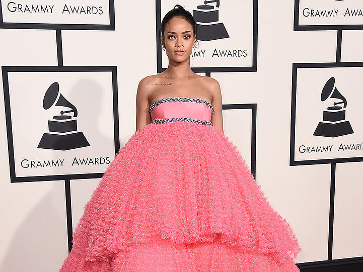 Schon bei den Grammys schien sich Rihanna auf den heutigen Tag zu freuen und verkleidete sich als Geburtstagstorte