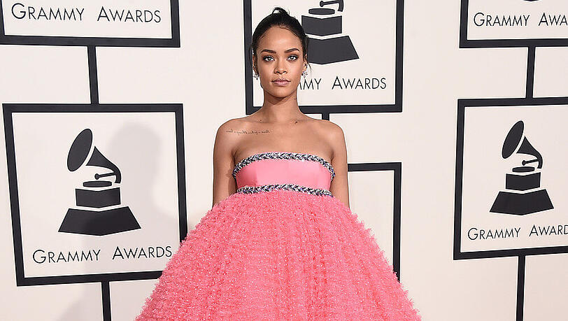 Schon bei den Grammys schien sich Rihanna auf den heutigen Tag zu freuen und verkleidete sich als Geburtstagstorte Schon bei den Grammys schien sich Rihanna auf den heutigen Tag zu freuen und verkleidete sich als Geburtstagstorte