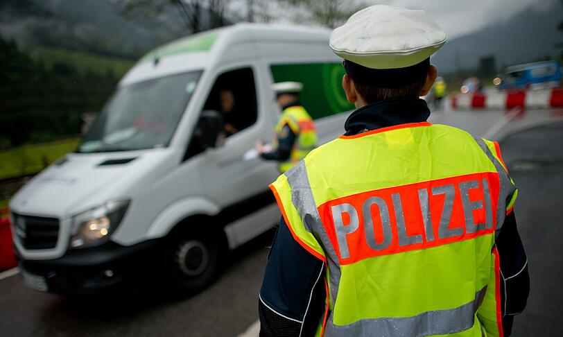 Grenzübergang in Mittenwald: Rund um den G7-Gipfel auf Schloss Elmau haben Polizisten die deutsch-österreichische Grenze kontrolliert.