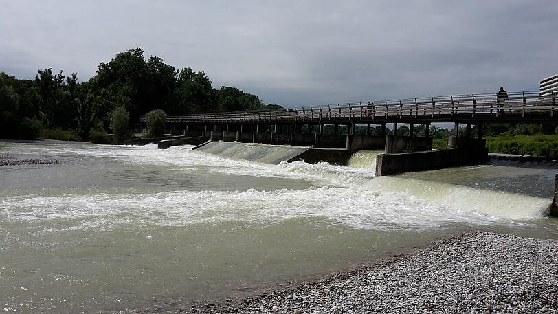 An Wehren können bei Hochwasser gefährliche Wasserwalzen entstehen.