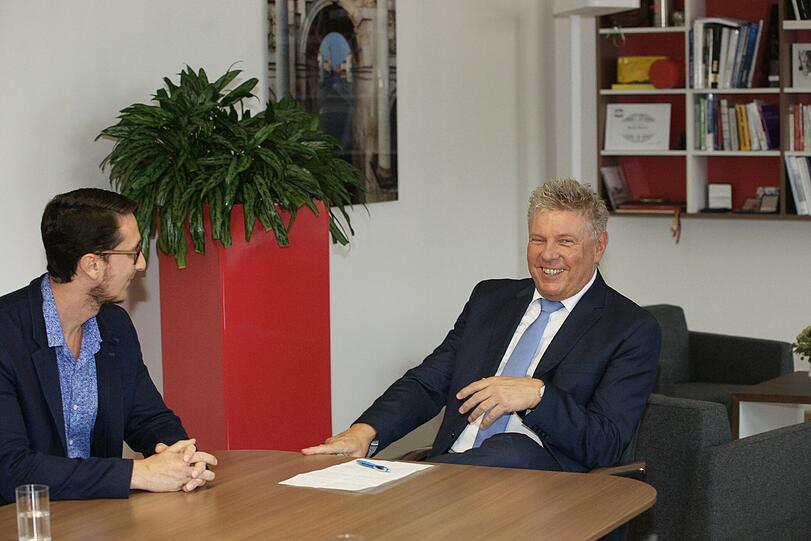 Oberbürgermeister Dieter Reiter (r.) mit AZ-Reporter Florian Zick.