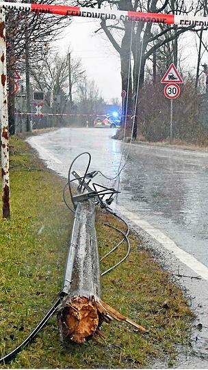In der Arnold-Sommerfeld-Straße in Neuperlach ist ein Leitungsmast abgeknickt und auf die Straße gestürzt