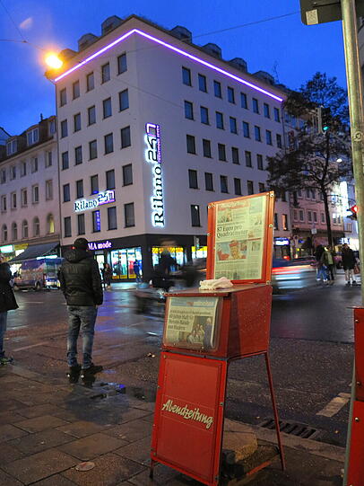 Die Barbie-Zentrale? AZ-Leser Djordje Matkovic hat an der Kreuzung Schwanthaler-Schillerstraße mit Hilfe eines AZ-Zeitungskastens diese Fotos gemacht.