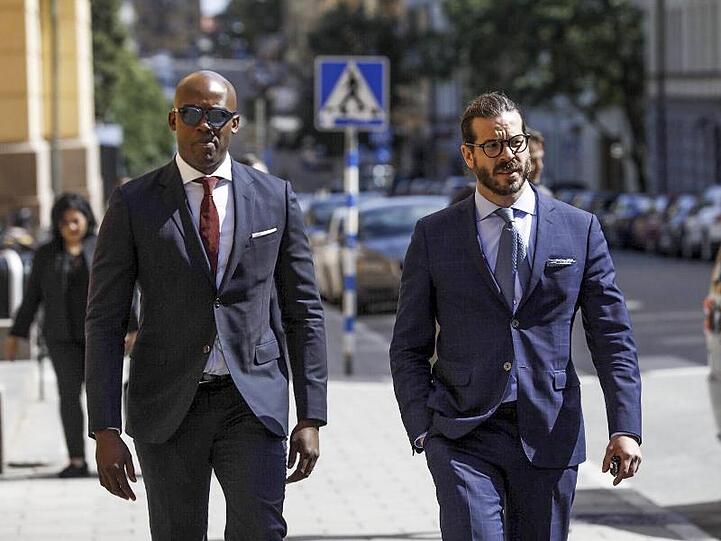 Damien Granderson (l), Anwalt aus den USA, und Slobodan Jovicicic, Anwalt von US-Rapper Asap Rocky, kommen zum zweiten Tag der Gerichtsverhandlung in Stockholm.