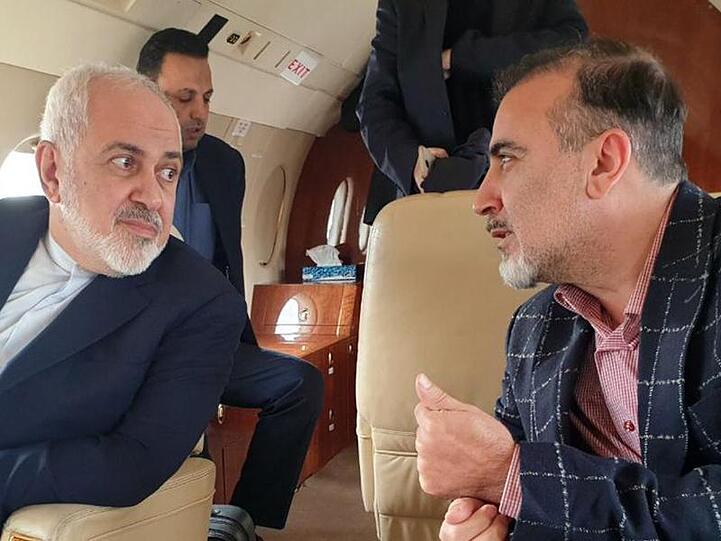 Auf diesem Foto, das auf Twitteraccount des iranischen Außenministers Mohammed Dschawad Sarif veröffentlicht wurde, spricht Sarif (l) mit dem iranischen Wissenschaftler Massud Soleimani an Bord eines Flugzeugs, während sie Zürich in Richtung Teheran, Iran, verlassen.