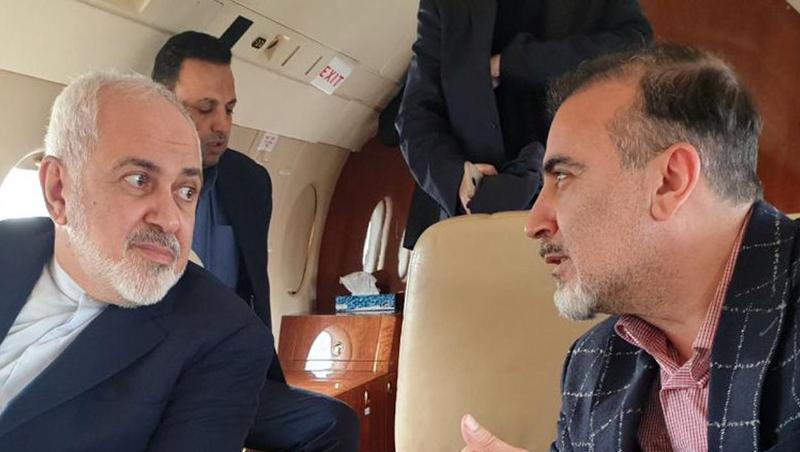 Auf diesem Foto, das auf Twitteraccount des iranischen Außenministers Mohammed Dschawad Sarif veröffentlicht wurde, spricht Sarif (l) mit dem iranischen Wissenschaftler Massud Soleimani an Bord eines Flugzeugs, während sie Zürich in Richtung Teheran, Iran, verlassen. Auf diesem Foto, das auf Twitteraccount des iranischen Außenministers Mohammed Dschawad Sarif veröffentlicht wurde, spricht Sarif (l) mit dem iranischen Wissenschaftler Massud Soleimani an Bord eines Flugzeugs, während sie Zürich in Richtung Teheran, Iran, verlassen.