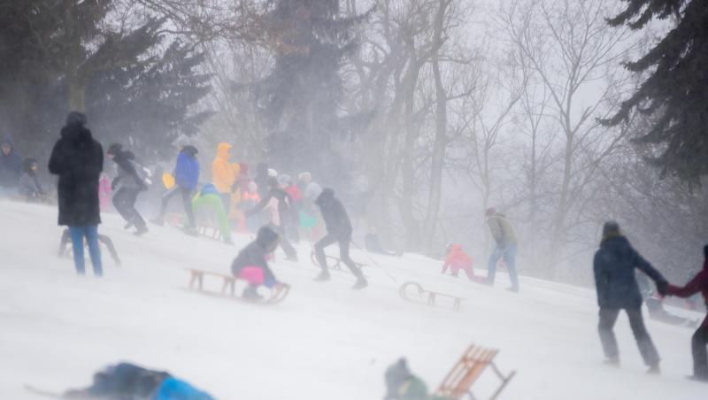 Kinder und Familien rodeln im Volkspark Friedrichshain in Berlin.