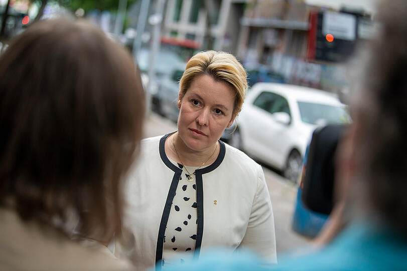 Franziska Giffey (SPD, Mitte), Regierende Bürgermeisterin von Berlin, spricht nach einem Termin über den Vorfall.