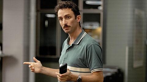 "Tatort: Kammerflimmern": Noah Löwenherz (Aaron Arens), der IT-Spezialist der Kriminalpolizei, arbeitet durch.