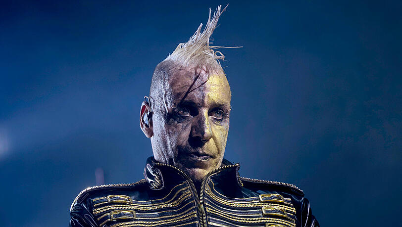 Till Lindemann bei seinem Auftritt in Dortmund am 8. November. Am 25. November wird er in der Olympiahalle in München spielen. Ausgerechnet am Tag der Gewalt für Frauen.