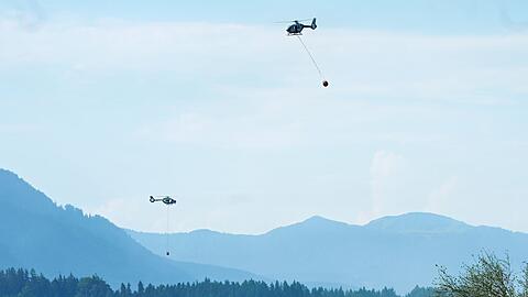 Hubschrauber bringen L&ouml;schwasser zu einem Wald- und Moorbrand. (Archivbild)