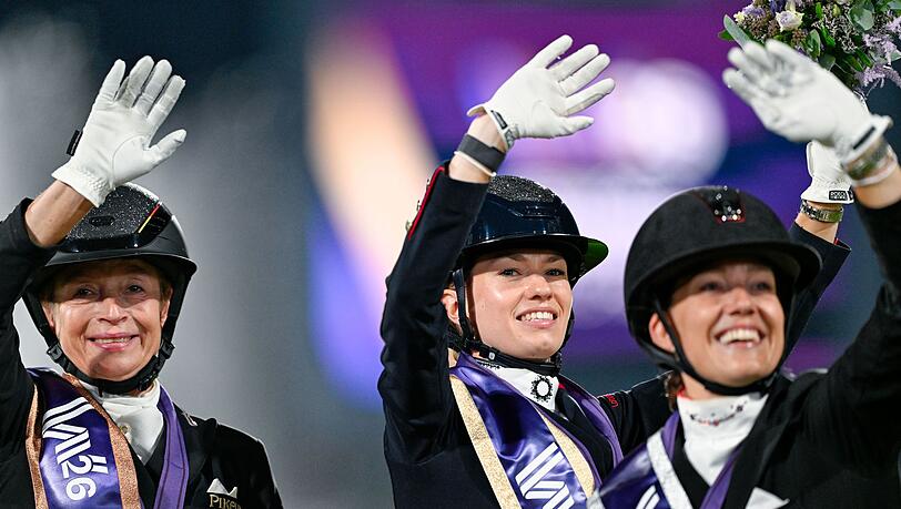 Isabell Werth feiert Bronze. Isabell Werth feiert Bronze.