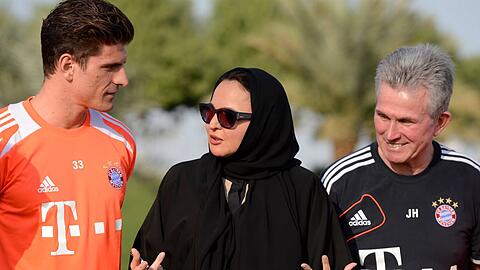 Trainer Jupp Heynckes (v.r.), Sheikha Hanadi Nasser Bin Khaled Al Thani von der Königsfamilie in Katar und Mario Gomez unterhalten sich während eines Werbetermins des FC Bayern in Doha.