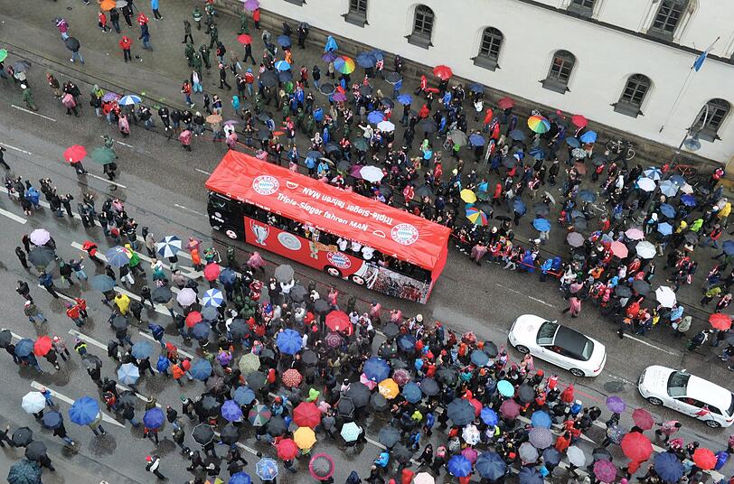 Auf dem Champions-Truck feiern die Bayern-Stars den Triple-Gewinn. Die besten Feierfotos in der Bilderstrecke zum Durchklicken