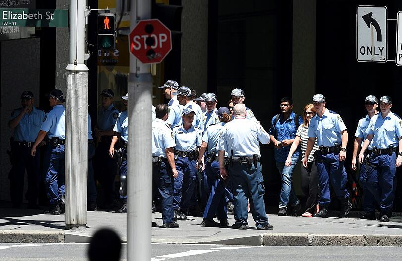 Sydney im Ausnahmezustand: Ein Islamist hat in einem Cafe ca. 30 Menschen als Geisel genommen. Hunderte Polizisten sind im Einsatz.
