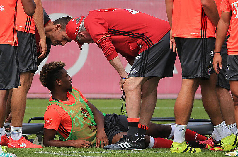Kingsley Coman verletzt sich im öffentlichen Bayern-Training. Die Bilder...