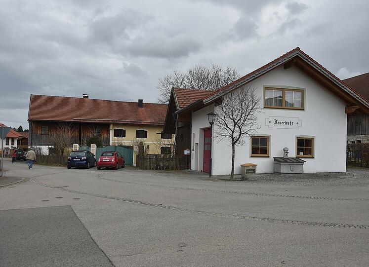 Das Bauernhaus (l.) haben Sigi und seine Frau vor über 30 Jahren gekauft. Nebenan das Feuerwehrhaus, wo der TV-Star am Sonntag starb.