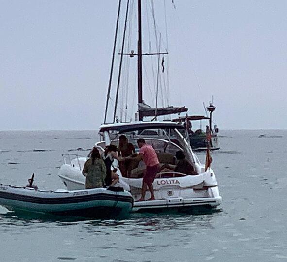 Mit etwas Schlagseite ging es zurück zum Boot und an den Hafen.