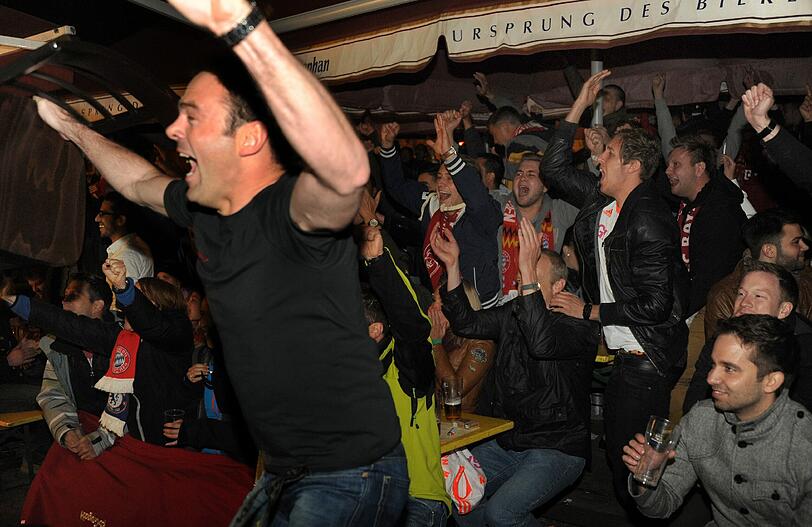 So ausgelassen feiern die Fans auf der Leopoldstraße den Bayern-Sieg. Die Bilder