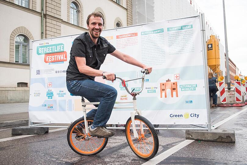 Beim Streetlife Festival verwandeln Green City e.V. zusammen mit dem Referat für Gesundheit und Umwelt den Asphalt vom Odeonsplatz bis zur Georgenstraße in eine grüne und pulsierende Erlebniswelt.