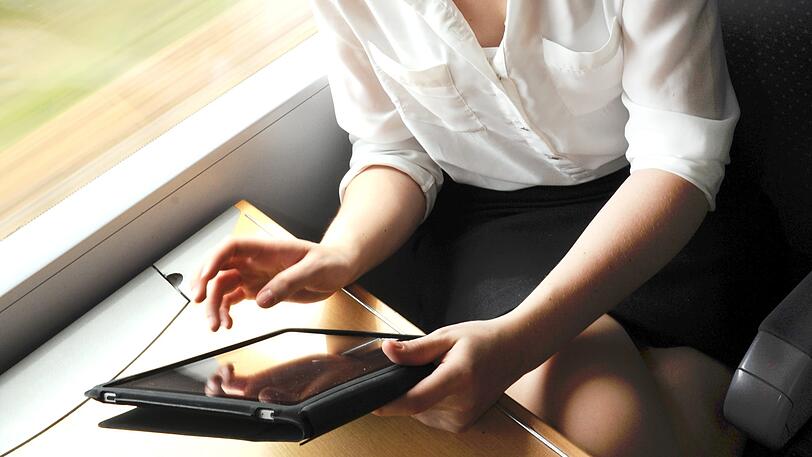 33-jährige liest in der S-Bahn auf ihrem Tablet. (Symbolbild)