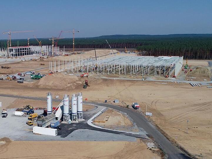 Blick über die Baustelle mit den entstehenden Rohbauten für die künftige Gigafactory Berlin von Tesla.