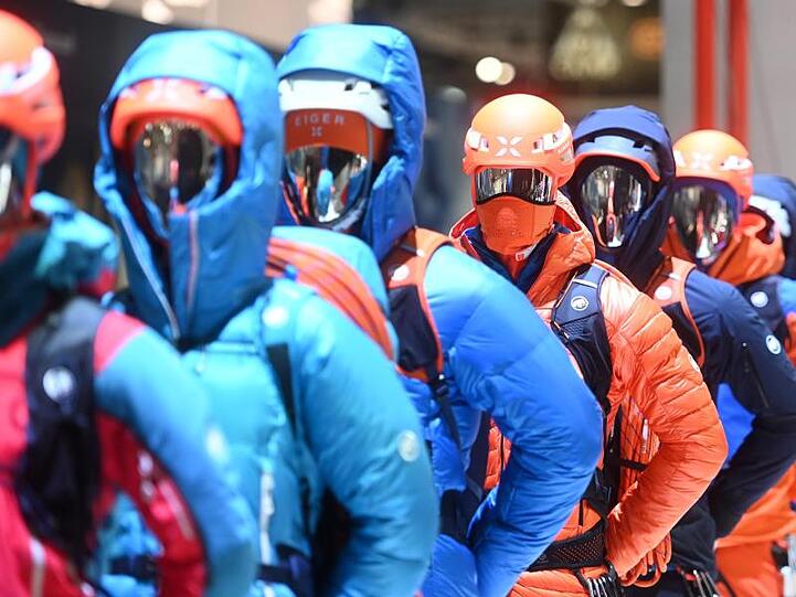 Bergsteiger-Ausrüstung auf der Sportartikelmesse Ispo.