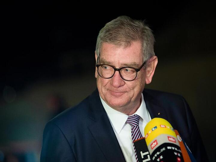 Arndt G. Kirchhoff, Vizepräsident des Verbandes der Deutschen Automobilindustrie (VDA), äußert sich nach dem Autogipfel im Kanzleramt gegenüber Journalisten.