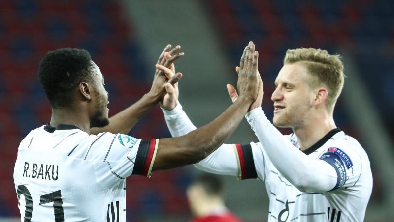 Torschütze Ridle Baku (l) und Arne Maier feiern das Tor zum 1:0 gegen Ungarn.