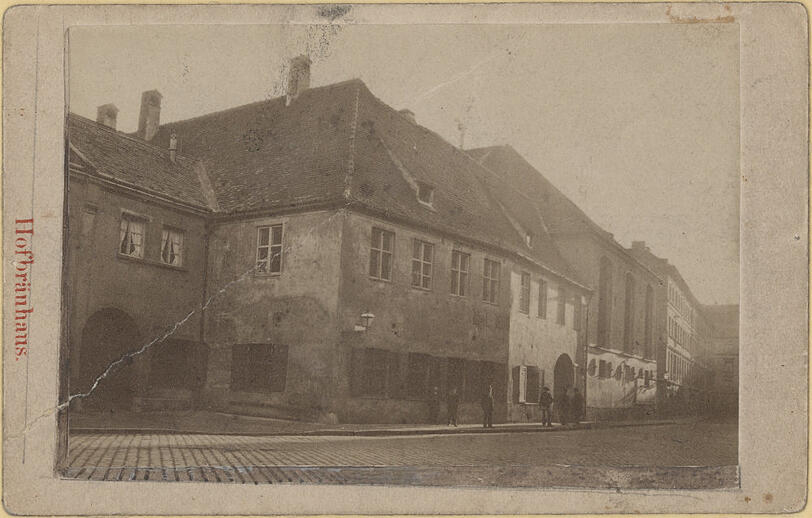 1858: Das Hofbr&auml;uhaus mit Brauerei (rechts) vor dem gro&szlig;en Umbau und noch ohne Touristenmassen am Platzl.
