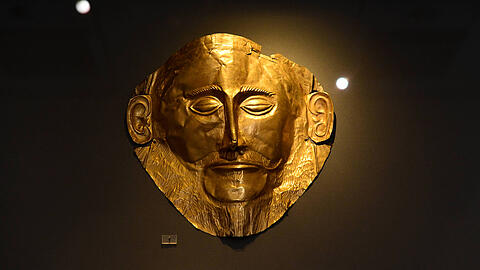 Griechenland, Athen, 05.04.2023 Archaeologisches Nationalmuseum Foto: Die Goldmaske des Agamemnon wurde im Jahre 1876 von dem deutschen Archaeologen Heinrich Schliemann bei Ausgrabungen im griechischen Mykene entdeckt.