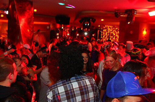 Die Kirschen sind das Kennzeichen für das  Pacha - einen Club mit diesem Namen muss es in jeder Partymetropole geben. Mehr Bilder aus dem Pacha unter:  www.nachtagenten.de