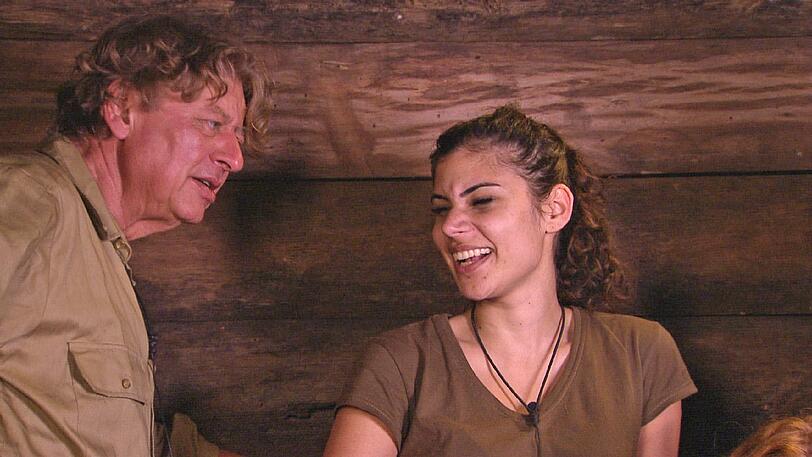Aurelio Savina, Tanja Tischewitsch, Sara Kulka, Jörn Schlönvoigt, Rebecca Siemoneit-Barum und Rolfe Scheider versammeln sich im Dschungeltelefon. Aurelio: "Also wenn wir wirklich jeder einen Burger kriegen, dann werde ich mich entblößen! Das würde ich für euch tun."