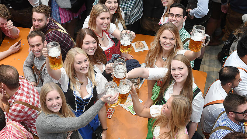 Um Punkt 12 Uhr waren die ersten Krüge gefüllt - das Warten hatte auch für diese Besucherinnen ein Ende.