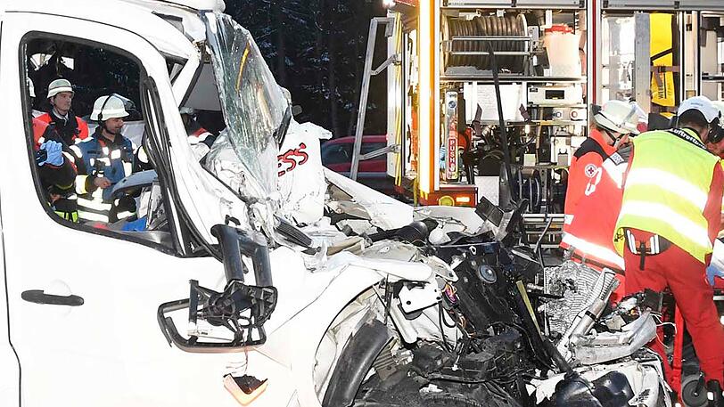 Die Feuerwehr musste den Fahrer aus seinem Führerhaus befreien. Die Bilder vom Unfall auf der A8.