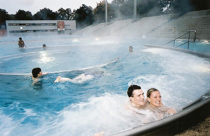 Feiert 100. Geburtstag: das Dante-Warmfreibad, hier das Erlebnisbecken.