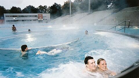Feiert 100. Geburtstag: das Dante-Warmfreibad, hier das Erlebnisbecken.