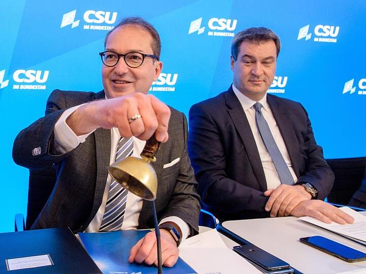 Alexander Dobrindt (l), CSU-Landesgruppenchef, läutet neben Markus Söder, Ministerpräsident von Bayern, ein Glöckchen zur Eröffnung der Winterklausur.