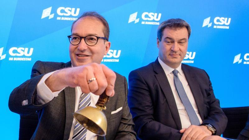 Alexander Dobrindt (l), CSU-Landesgruppenchef, läutet neben Markus Söder, Ministerpräsident von Bayern, ein Glöckchen zur Eröffnung der Winterklausur. Alexander Dobrindt (l), CSU-Landesgruppenchef, läutet neben Markus Söder, Ministerpräsident von Bayern, ein Glöckchen zur Eröffnung der Winterklausur.