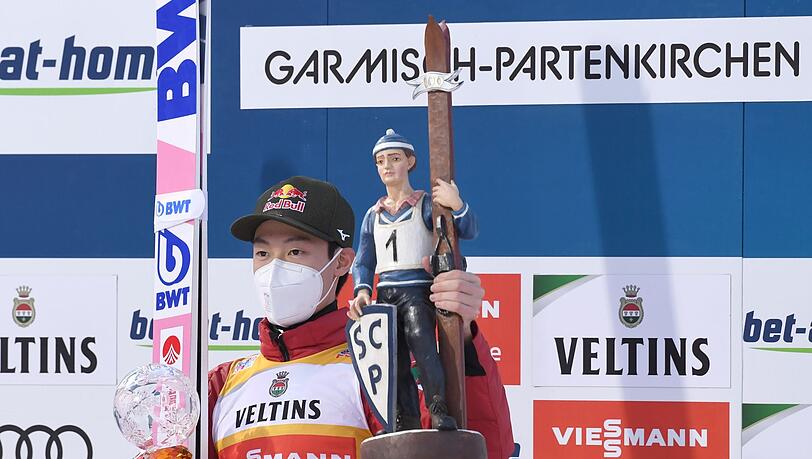 Der Sieger Ryoyu Kobayashi aus Japan jubelt bei der Siegerehrung.