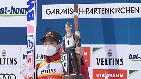 Der Sieger Ryoyu Kobayashi aus Japan jubelt bei der Siegerehrung.