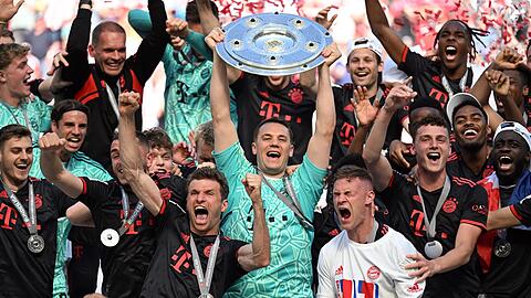 Die Bayern-Spieler feiern den Gewinn der 33. deutschen Meisterschaft.