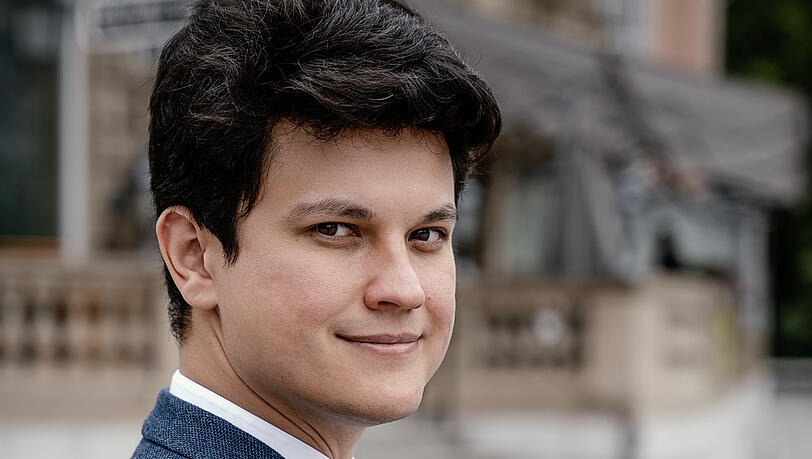 Aziz Shokhakimov wurde 1988 in Usbekistan geboren. Er lernte als Sechsjähriger Violine und Bratsche, 2010 gewann er den zweiten Preis beim Mahler-Dirigentenwettbewerb in Bamberg.