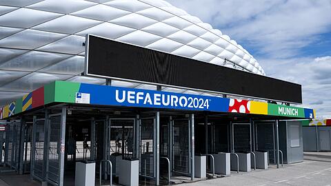 Der Schriftzug "UEFAEURO2024 - MUNICH" ist an einem Eingang von der München Fußball Arena zu sehen.