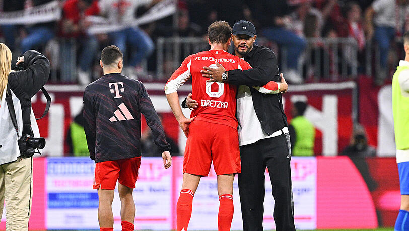 Trainer Vincent Kompany (Bayern München) (r) bedankt sich nach dem Spiel bei Leon Goretzka (Bayern München).