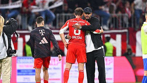 Trainer Vincent Kompany (Bayern München) (r) bedankt sich nach dem Spiel bei Leon Goretzka (Bayern München).
