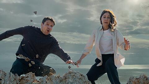 "Zielfahnder: Kalte Sonne": Die Ermittler Lars R&ouml;wer (Hanno Koffler, l.) und Hanna Landauer (Ulrike C. Tscharre) sind auf der Flucht.